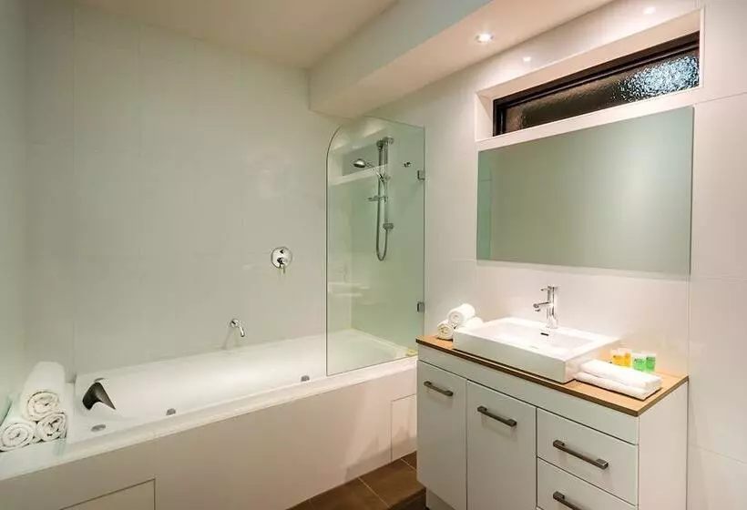 Hotelli Crest On Barkly Serviced Apartments