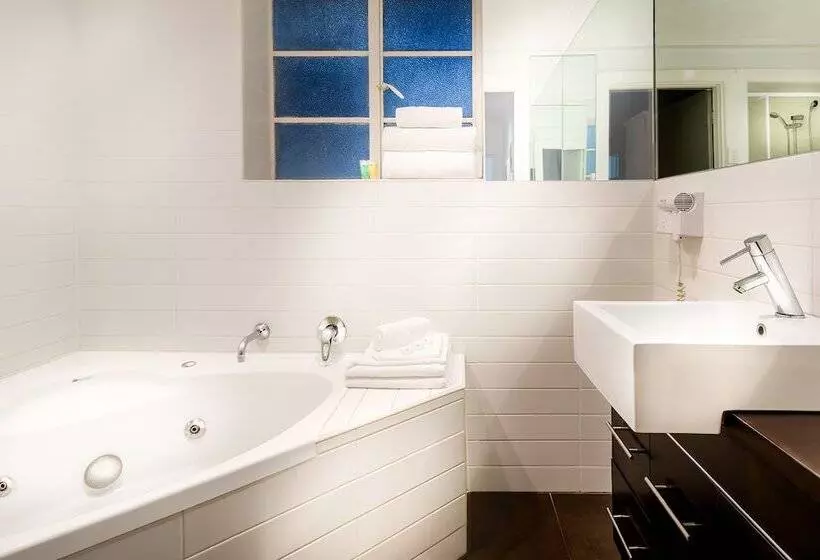 Hotelli Crest On Barkly Serviced Apartments