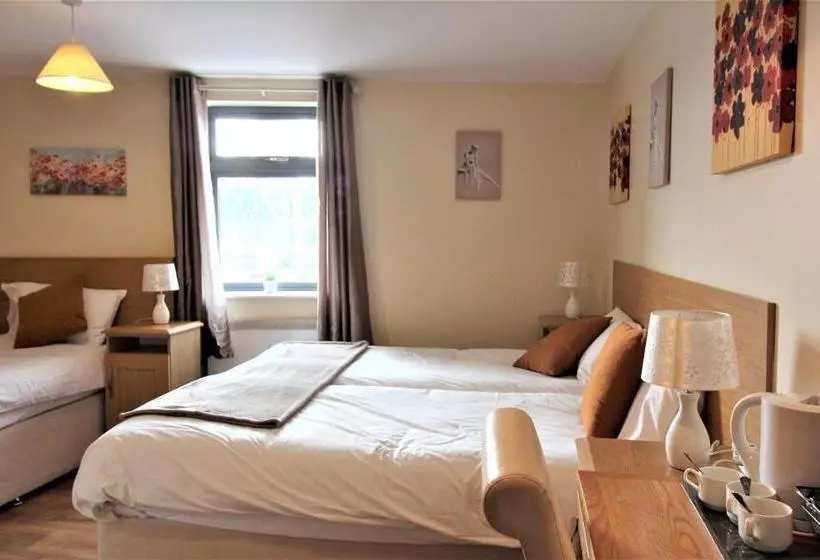 تختخواب و صبحانه The Connaught Inn