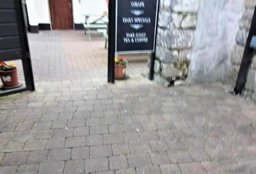 تختخواب و صبحانه The Connaught Inn