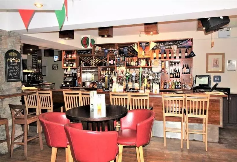 تختخواب و صبحانه The Connaught Inn