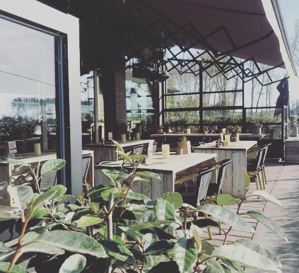 Lakeside Paradise Sport Hostel