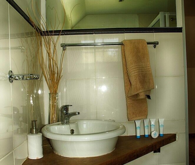 تختخواب و صبحانه The Old House