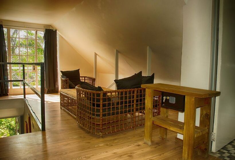 تختخواب و صبحانه The Old House