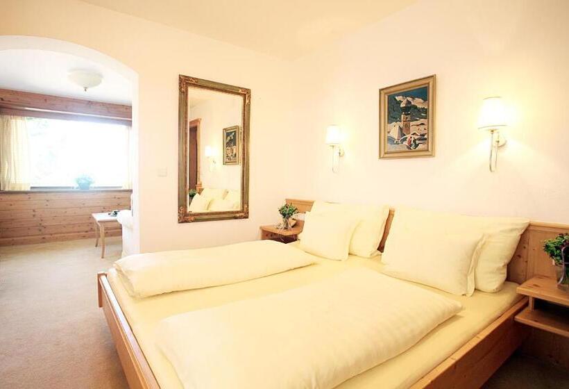 בית מלון כפרי Rosis Sonnbergstuben