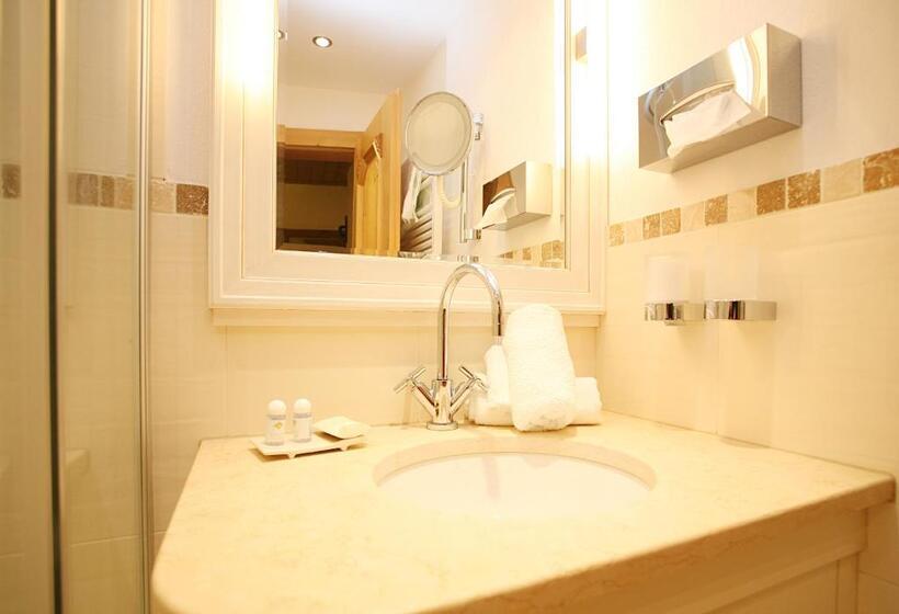 בית מלון כפרי Rosis Sonnbergstuben