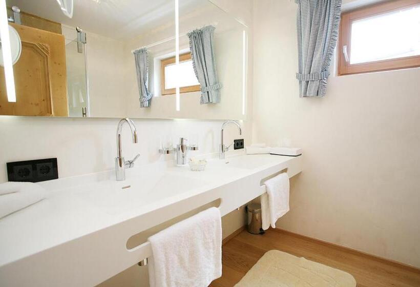 בית מלון כפרי Rosis Sonnbergstuben