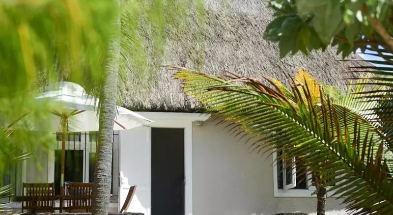 هتل Veloutier Blanc Beachfront Villa