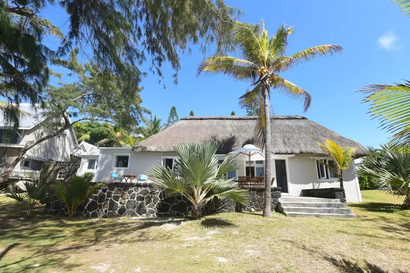 هتل Veloutier Blanc Beachfront Villa