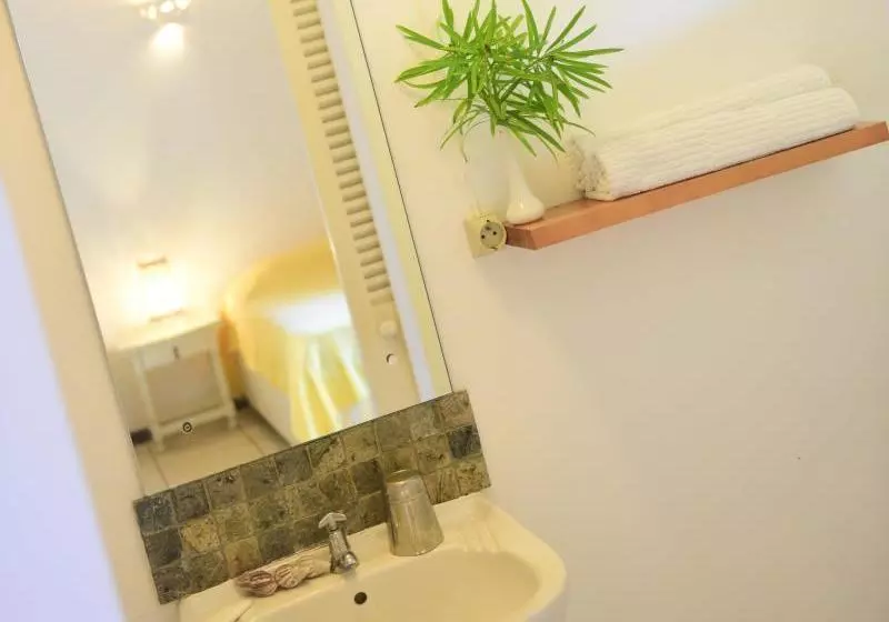 هتل Veloutier Blanc Beachfront Villa
