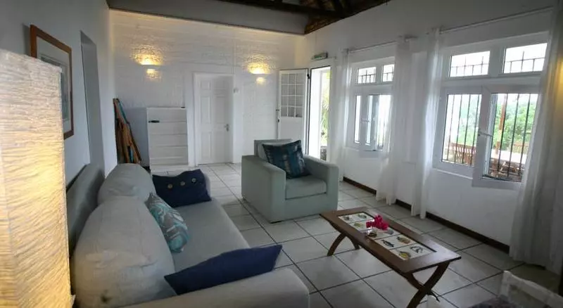 هتل Veloutier Blanc Beachfront Villa