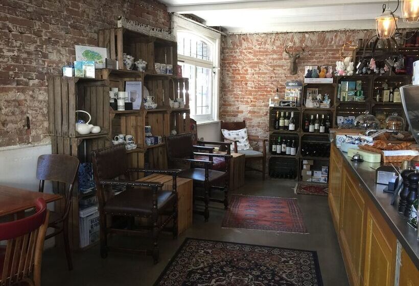 تختخواب و صبحانه Nine T Teen Bed And Boutique