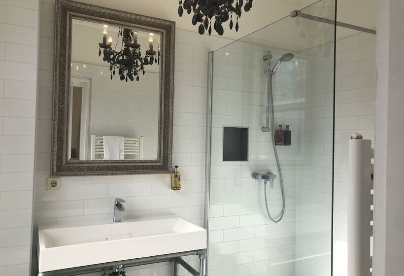 تختخواب و صبحانه Nine T Teen Bed And Boutique