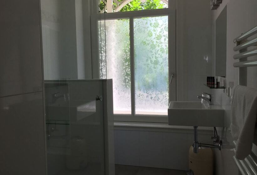 تختخواب و صبحانه Nine T Teen Bed And Boutique