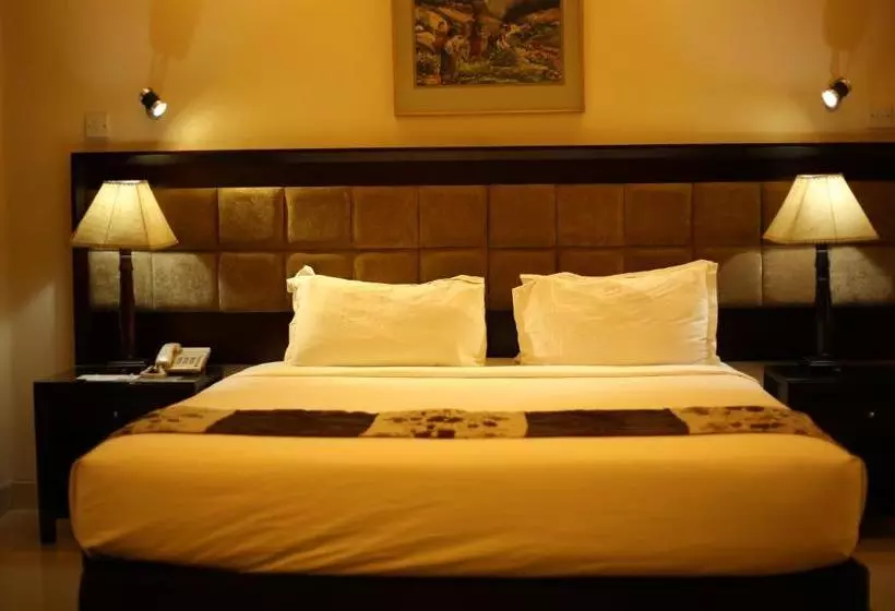 The Avenue Hotel & Suites