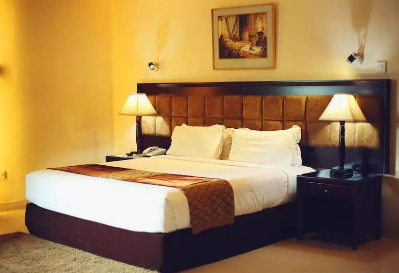 The Avenue Hotel & Suites