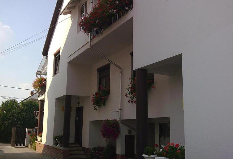 تختخواب و صبحانه Anna Vendégház