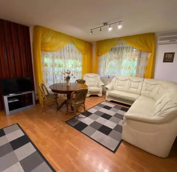 Aamiaismajoitus (B&B) Fehér Hattyú Panzió