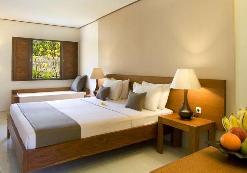 בית מלון כפרי Nyiur Indah Beach