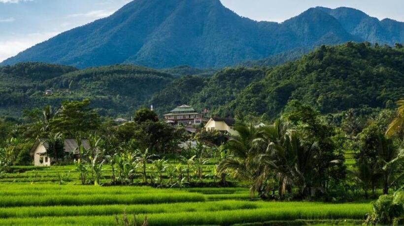 בית מלון כפרי Zuzu Sumeru