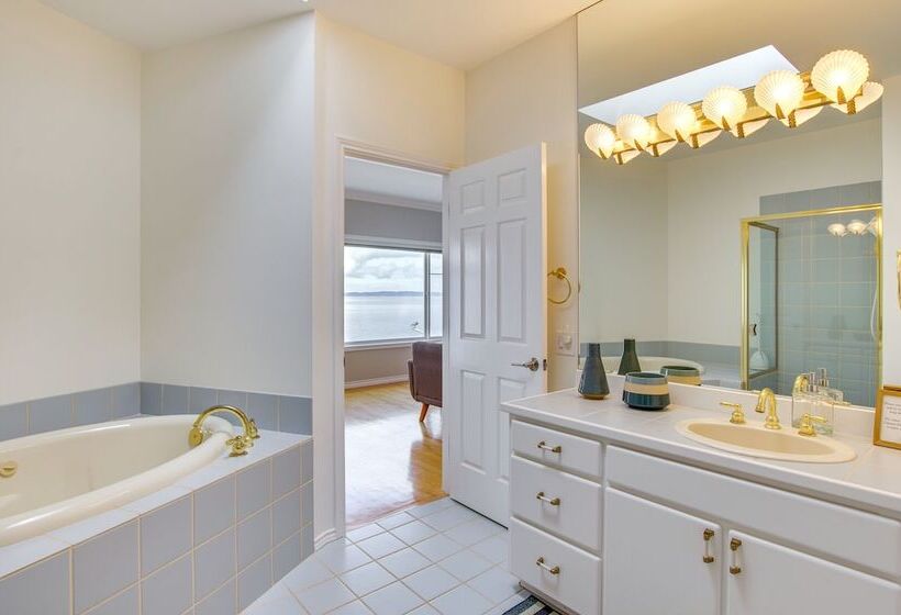 Bright Camano Home ~ 4 Mi To Cama Beach State Park