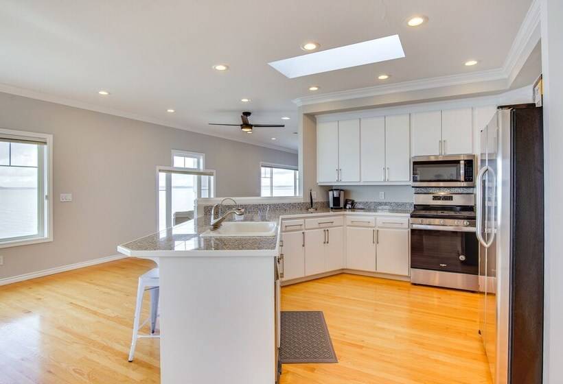 Bright Camano Home ~ 4 Mi To Cama Beach State Park