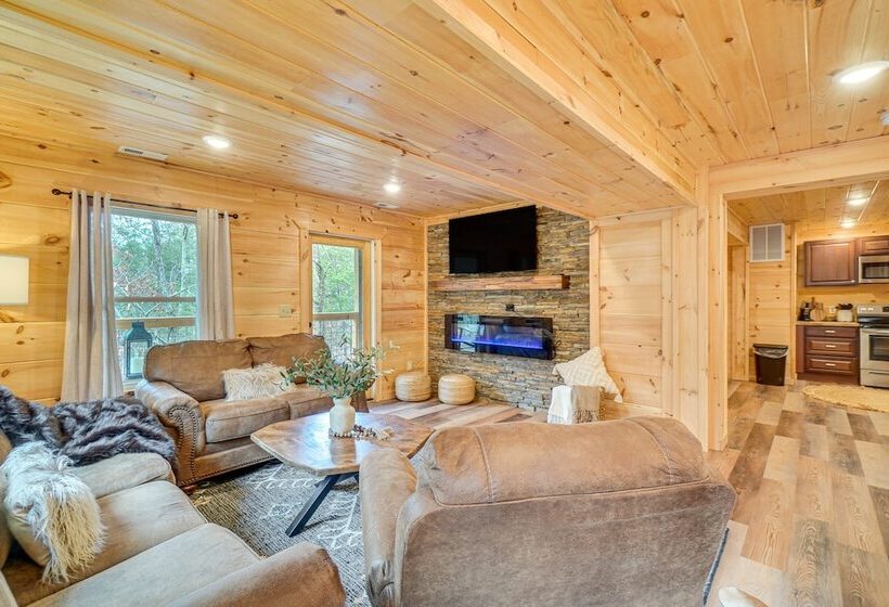 Cozy Sevierville Cabin W/ Hot Tub & Game Room!