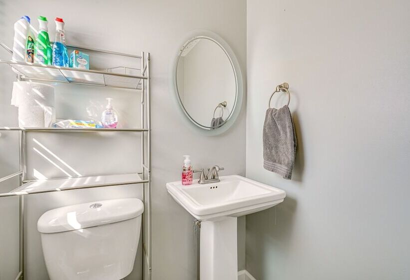 Family Friendly Toms River Home, 3 Mi To Beach!