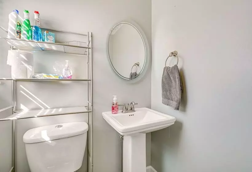 Family Friendly Toms River Home, 3 Mi To Beach!