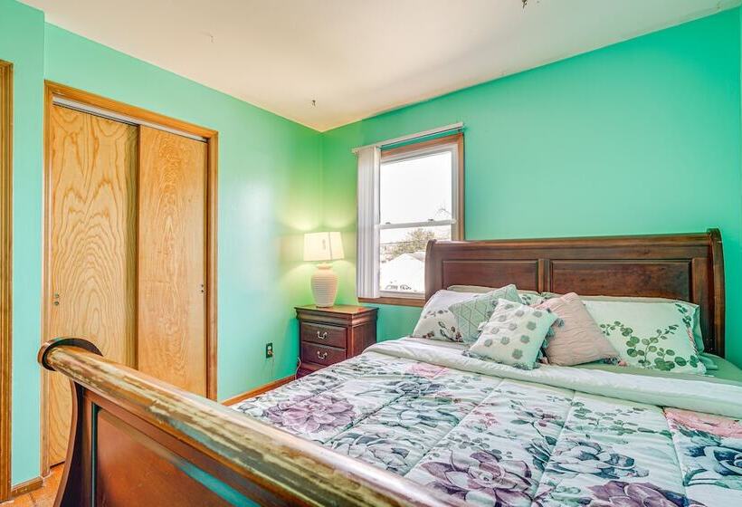 Family Friendly Toms River Home, 3 Mi To Beach!