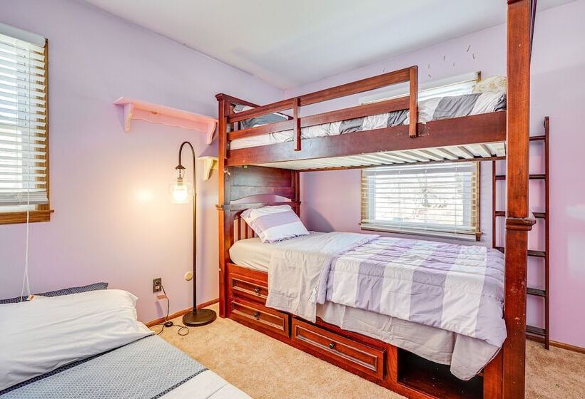 Family Friendly Toms River Home, 3 Mi To Beach!