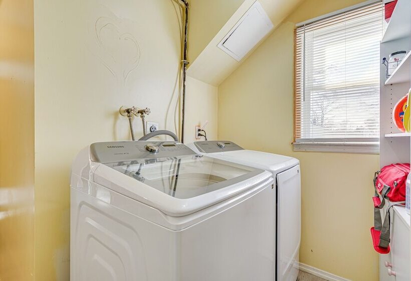 Family Friendly Toms River Home, 3 Mi To Beach!