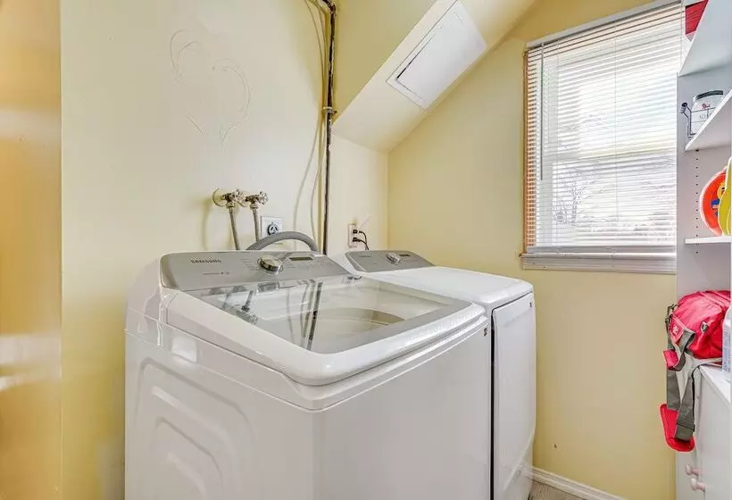 Family Friendly Toms River Home, 3 Mi To Beach!