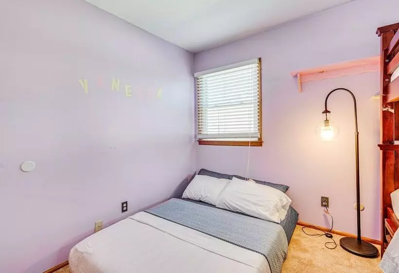 Family Friendly Toms River Home, 3 Mi To Beach!