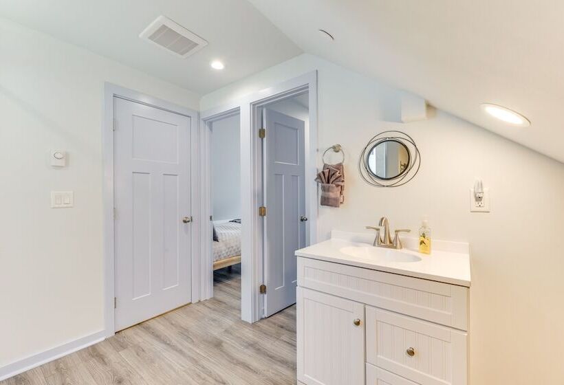 Lakefront Roy Cabin ~ 40 Mi To Mount Rainier!