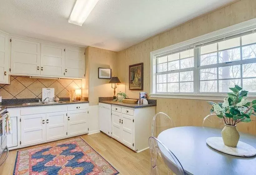 Oxford Getaway: Walk To Oxford Square!