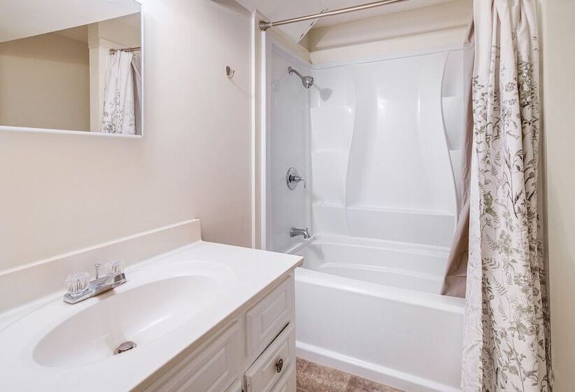 Oxford Getaway: Walk To Oxford Square!