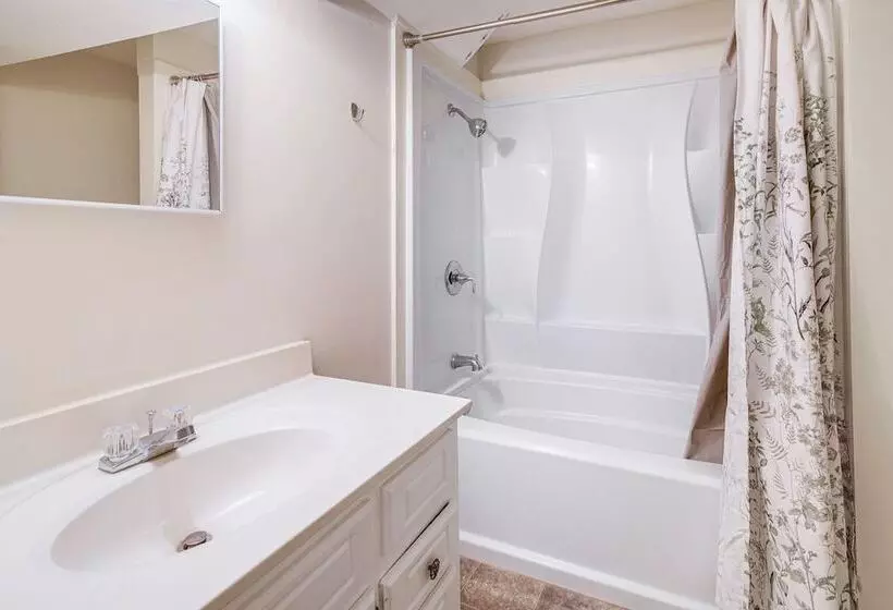 Oxford Getaway: Walk To Oxford Square!