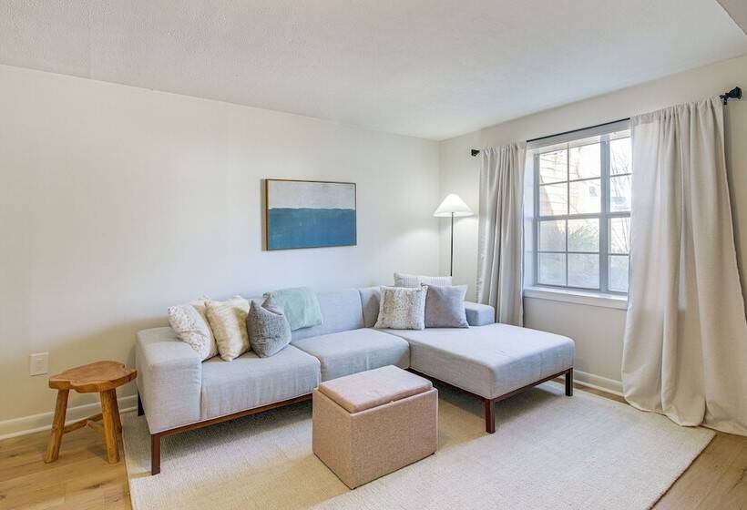 Oxford Getaway: Walk To Oxford Square!