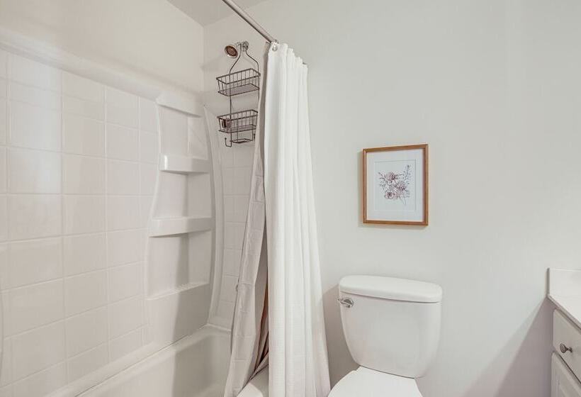 Oxford Getaway: Walk To Oxford Square!