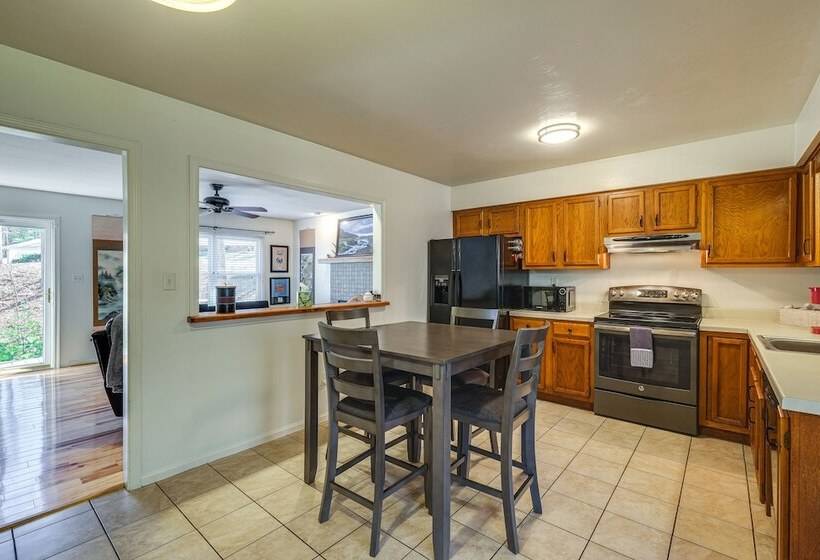 Pet Friendly Roanoke Home W/ Fire Pit + Grill!