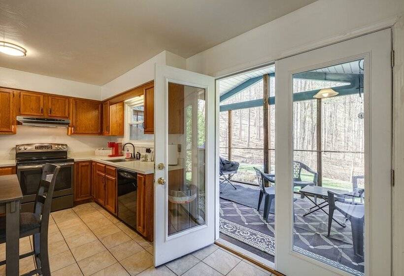Pet Friendly Roanoke Home W/ Fire Pit + Grill!
