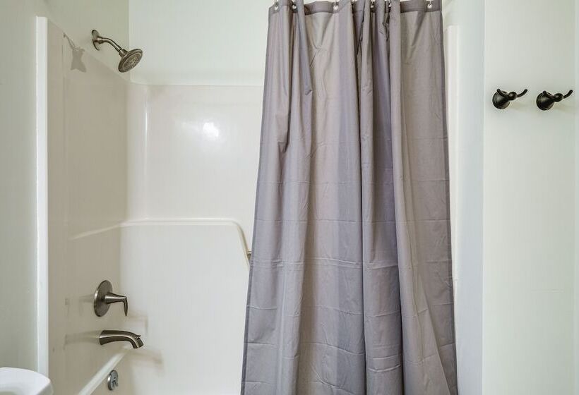 Pet Friendly Roanoke Home W/ Fire Pit + Grill!