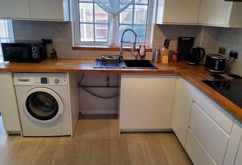 اقامتگاه Impeccable 2 Bed House In Norwich