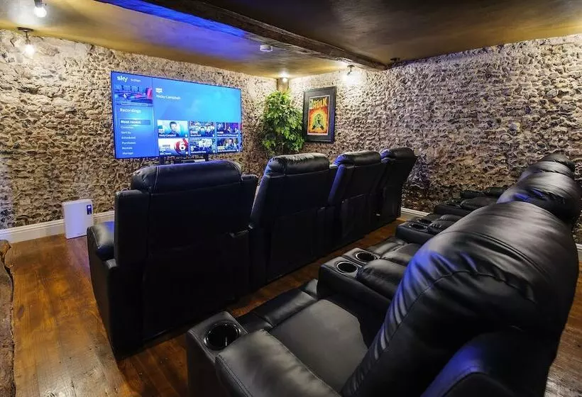 Residenssi Luxury 3 Bed Manor House Hot Tub Cinema Room Skytv