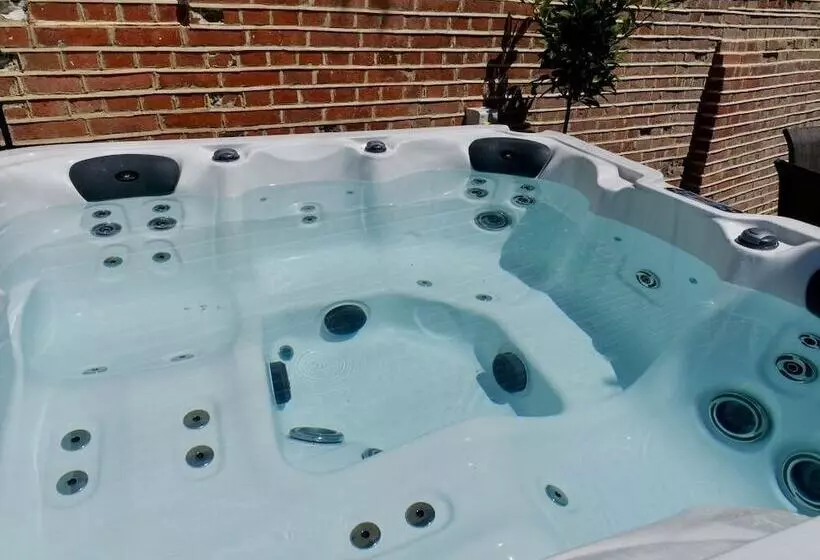 Residenssi Luxury 3 Bed Manor House Hot Tub Cinema Room Skytv