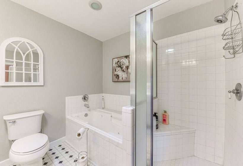 Alto Retreat W/ Wraparound Deck & Game Room!