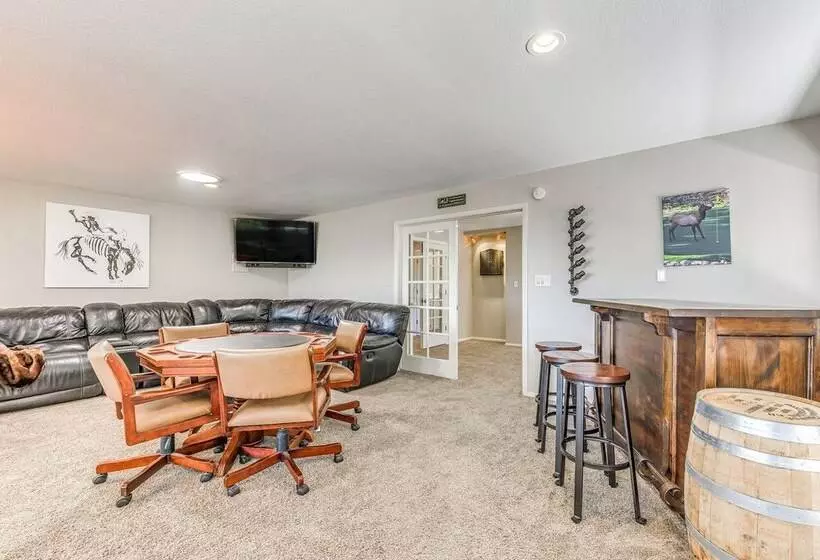 Alto Retreat W/ Wraparound Deck & Game Room!