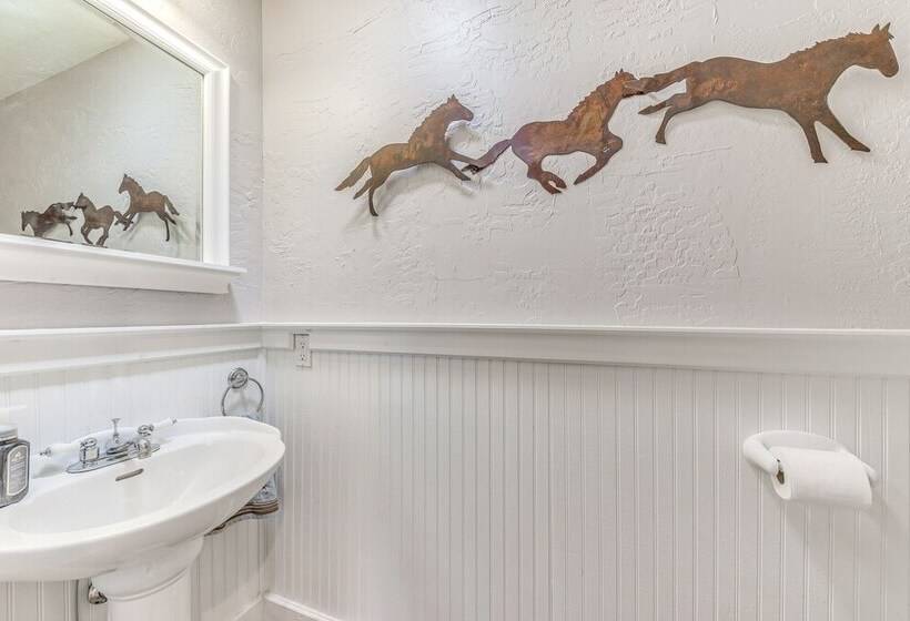 Alto Retreat W/ Wraparound Deck & Game Room!