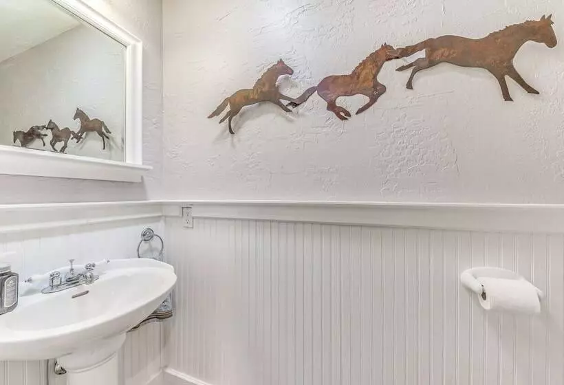 Alto Retreat W/ Wraparound Deck & Game Room!